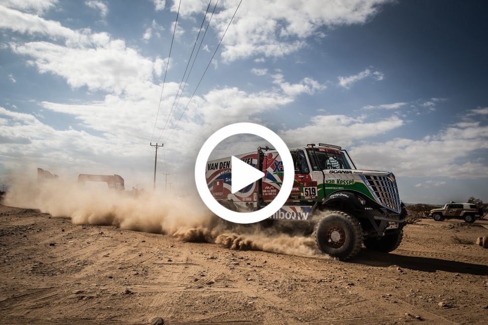 Video – Dakar crash: Maurik van den Heuvel slaat over de kop