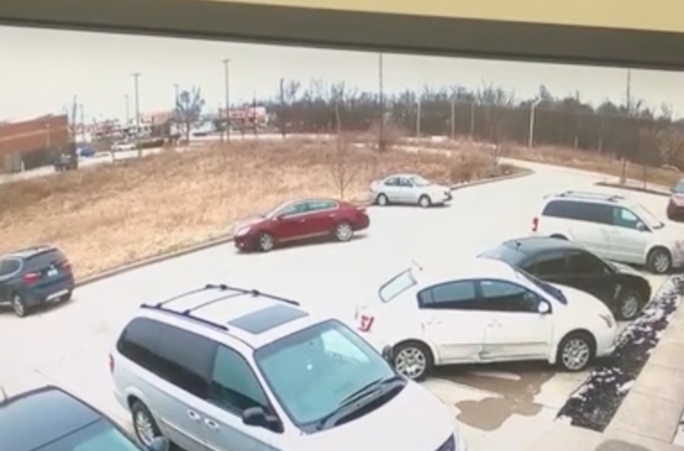 Video: auto rijdt paar rondjes achteruit