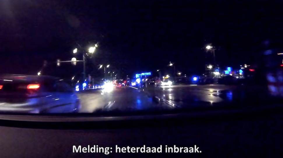Video: Politie doet heterdaadje bij auto inbraak