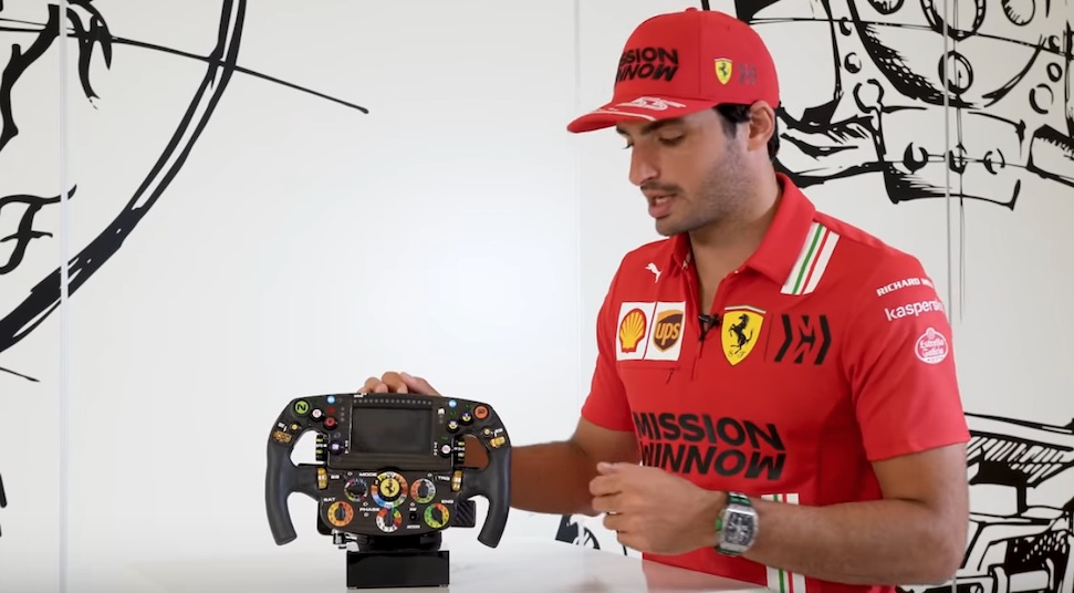 Video: Carlos Sainz legt Ferrari stuurwiel uit