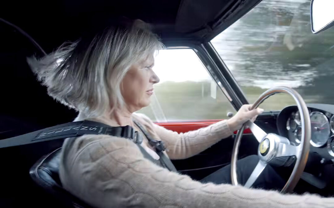 Video – Dames vermaken zich kostelijk met onbetaalbare Ferrari’s
