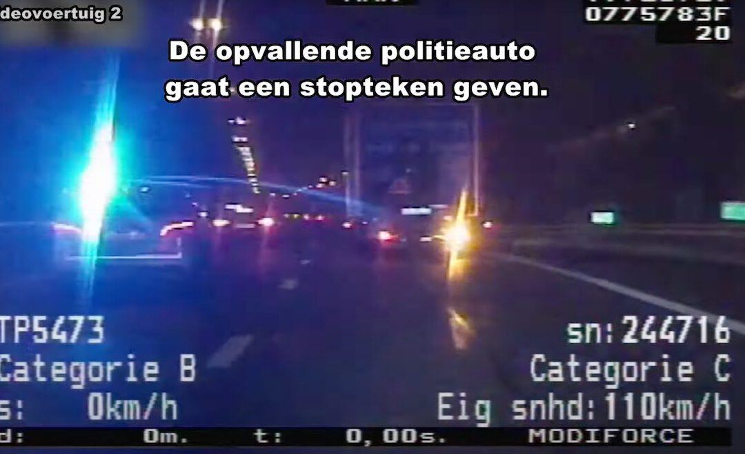 Video: Politie haalt 2 gestolen auto’s van de weg bij achtervolging