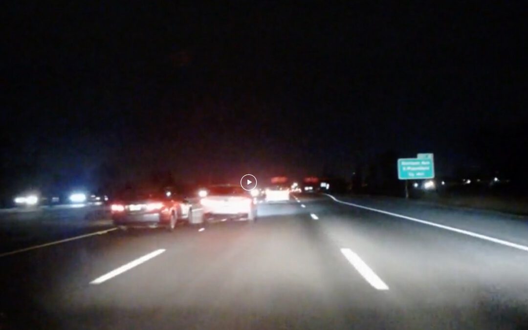 Video: Twee idioten racen op de snelweg