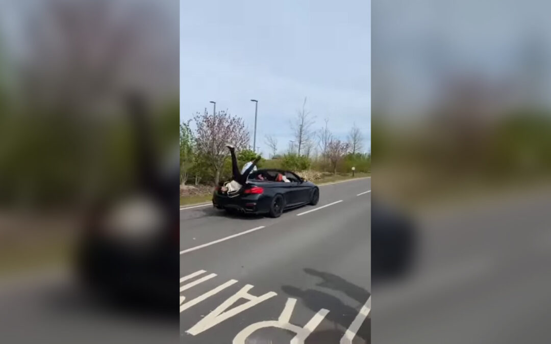 Video – BMW M4 Cabrio verliest een passagier