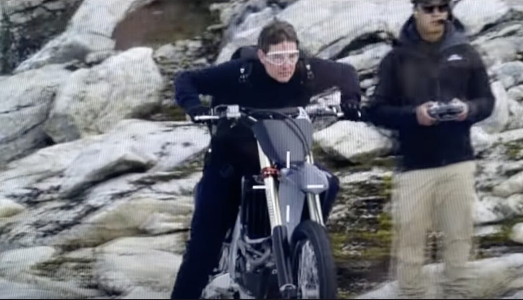 Video : Tom Cruise doet aardig gekke stunt