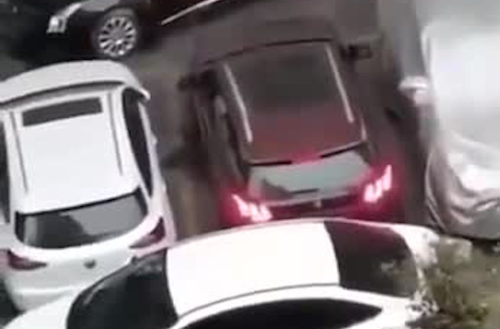 Video: De beste manier om een parkeervak uit te rijden