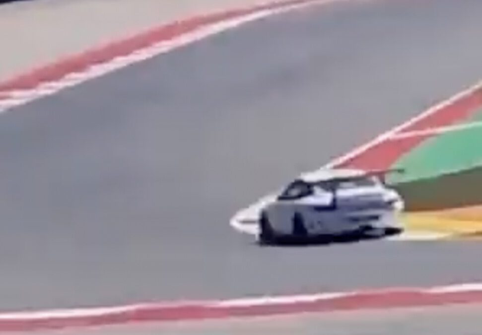 Video: Porsche bestijgt tribune op bewegend beeld