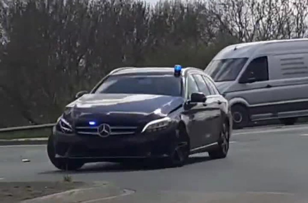 Video: politie in burgerauto botst op automobilist
