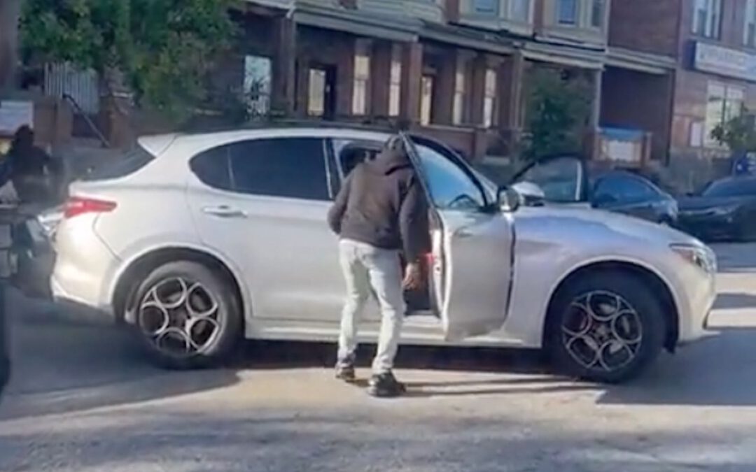 Video: man in Alfa Romeo Stelvio sloopt de buurt